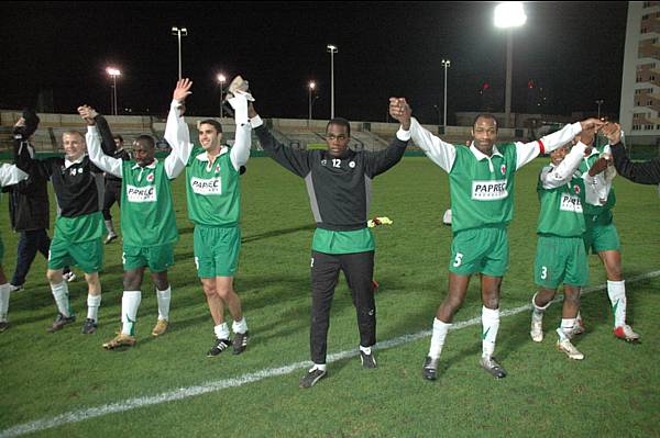 Les joueurs remercient leur public apr�s le succ�s devant Vitr�