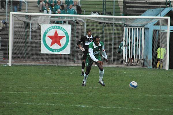 Eug�ne Kangulungu, au fond Yoann Djidonou, le gardien du Red Star passera un dimanche � Bamako