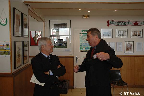 Roger Lemerre, lors des 110 ans du Red Star, en compagnie du petit-fils de Jules Rimet