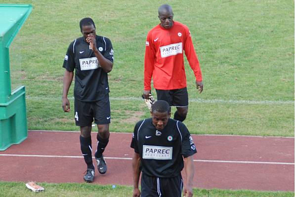 Mohamed Diakite  la mi-temps quitte le terrain, en compagnie de Elyse MBanza et Jos Nseke 