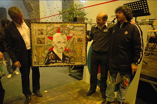 Tarek remet son �uvre � Bruno Davoine et Beno�t Delano�