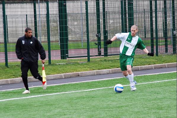 Grgory Lefort dborde  sous les yeux de larbitre assistant : Yoann Djidonou