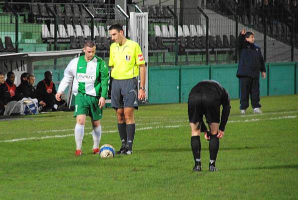 Coup franc en faveur du Red Star, avant quil soit tir par Yannick Berthier, Bruno Naidon donne les consignes