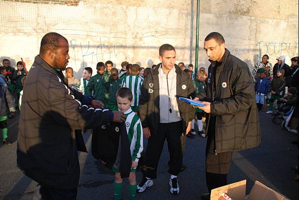 Remise des équipements par les éducateurs
