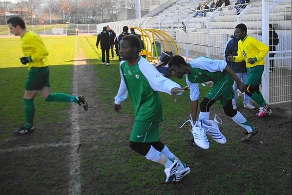 ES Nanterre  Red Star, des chaussures  volantes