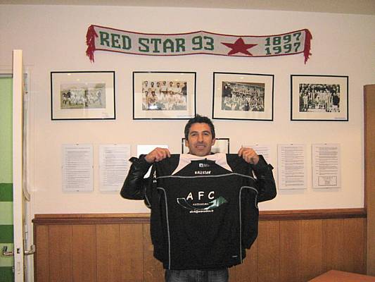 Monsieur Alves, sponsor et grant de AFC Ascenseurs prsente le nouveau maillot des Benjamins