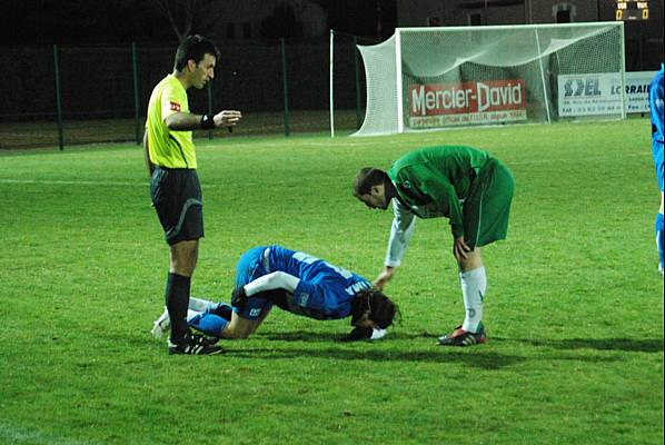 Dans une phase de jeu, sans brutalité, le jouer de Raon-l’Etape, Romain Wingerter se blesse, Grégory Lefort vient prendre des nouvelles devant l’arbitre Monsieur Deprez