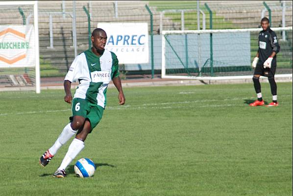 Mamadou Sow,  droite Yoann Djidonou