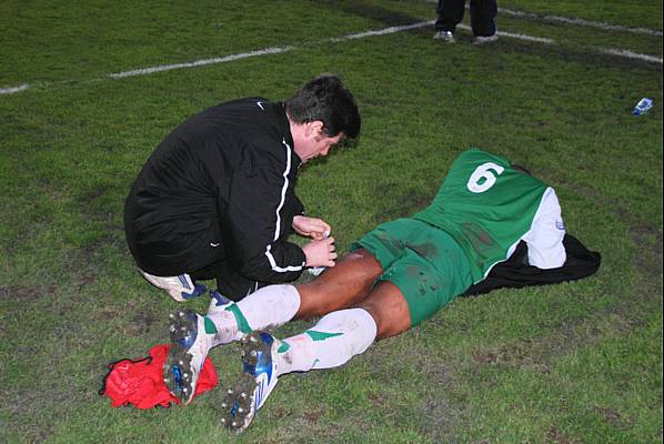 Laurent se penche sur la cuisse gauche de Ludovic Fardin