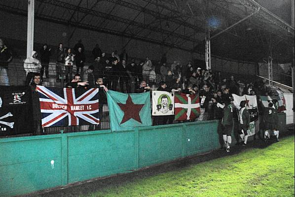  et aussi un drapeau anglais entre dautres drapeaux