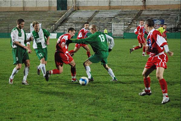 Match aller, rude bataille au milieu de terrain, avec Lefort, Robert, Burgard, Ghili et Garny