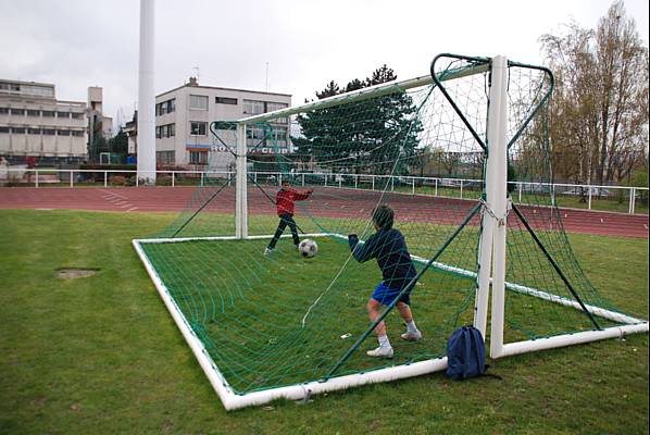 Une nouvelle faon de jouer au foot ! Photo prise  lIle des Vannes, dimanche