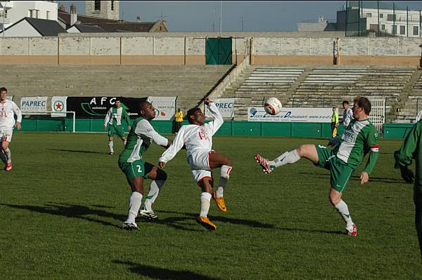 Jos Nseke et Sbastien Robert sopposent  un Nancen