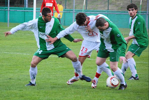 Une photo qui fera plaisir au Docteur Philippe Paillard, deux joueurs oprs par ses soins se sont retrouvs ensemble sous le maillot du Red Star. De gauche  droite : Nicolas Fabiano, Jrmy Alves Pontes (auteur du second but), Yannick Berthier et David Pinto