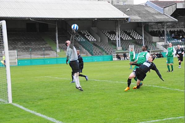 Le ballon de Tammy Negreche va terminer sa course au fond des filets 
et donner quatre points au Red Star