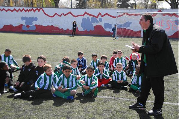 A peine le match des 13 ans termins, les dbutants prennent place 
sur le terrain Joliot Curie