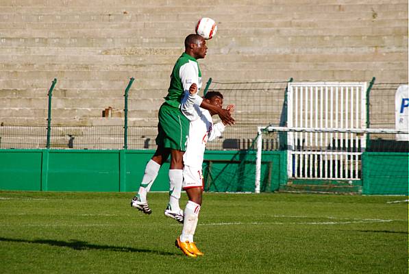 Ballon coll sur la tte de Jos Nseke, lors de Red Star - Nancy