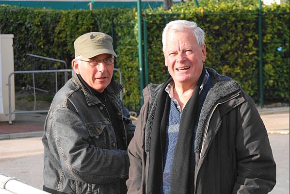 Notre ami Guy,  gauche habite Yerres, en compagnie dun autre supporter du Red Star