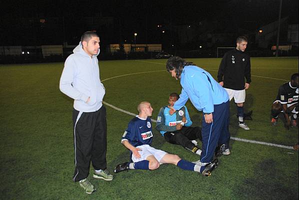 Loc Ghili reoit les flicitations de Bruno Naidon, mercredi soir  Yerres