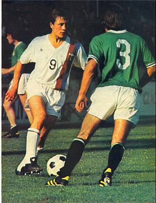 L'un des meilleurs buteurs franais de tous les temps, Bernard Lacombe tente de passer Guy Garrigues, futur lyonnais et finaliste de la Coupe de France 1976, perdu devant l'OM. Au fond de la photo, Robert Pintenat