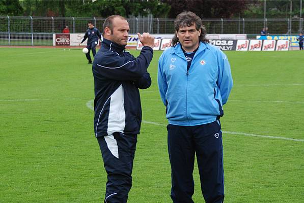 Bruno Naidon samedi sur la pelouse de Thonon en compagnie de Pascal Dupraz, lentraneur de Croix de Savoie