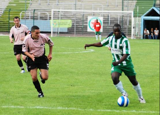 Le tir de Duclron va terminer sa course au fond des filets de Bobigny