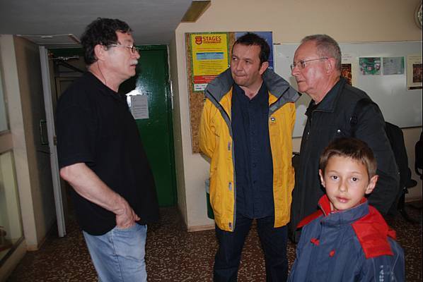 A droite, Didier Nardeux supporter du Red Star venu du Mans avec son fils et son petit-fils, pour le dernier match de la saison. Didier, ancien speaker du Mans … dans les années 90. Des retrouvailles, Didier et Gérard se connaissent depuis le début des années 90, lors des matchs entre Le Mans et le Red Star, en D 2