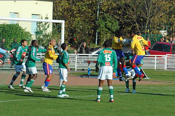 Les Vert et Blanc sont �bahis Samir Maaruf s�oppose � son �quipier Youssouf Soumah � pour le plus grand b�n�fice du Red Star !