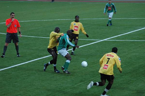 Franck Matingou bien entour� par trois joueurs de Noisy-le-Sec