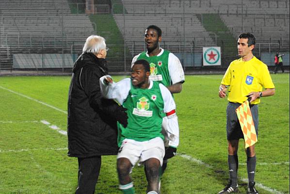 Toute la hargne de Soilyho Mete apr�s son but, au second plan Maxime Ongmakon