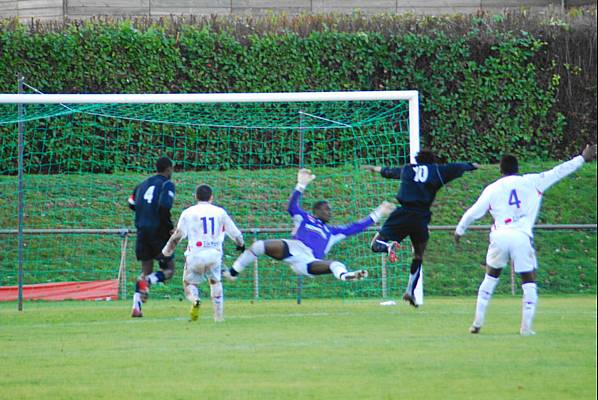 Sur un coup franc de Jrmy Lux, Nol Moukila donne la victoire au Red Star