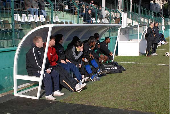 Le banc de touche audonien, S�bastien Robert, en rouge � GT Valck