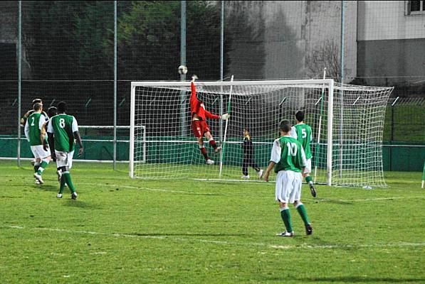 Claquette en corner de Xavier Pinoteau sur un tir breton