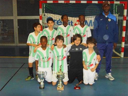 Les Benjamins du Redstar et leur entra�neur M. Souma Bakayoko au tournoi de Cergy Pontoise, le 22 f�vrier 2009