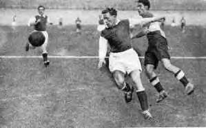 Racing – Red Star 3-2 de novembre 1941, d’un temps plus lointain, au Parc des Princes (au premier plan, l'Audonien Katz surveillé par le Racingman, Dupuis).