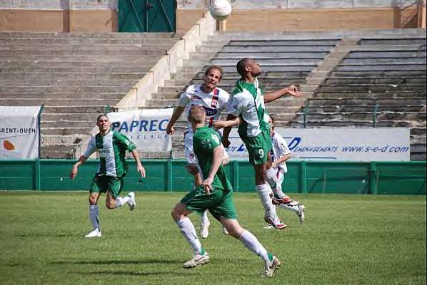 Eugne Kangulungu  la lutte avec Patrick Mller (Lyon), en 2008  GT Valck