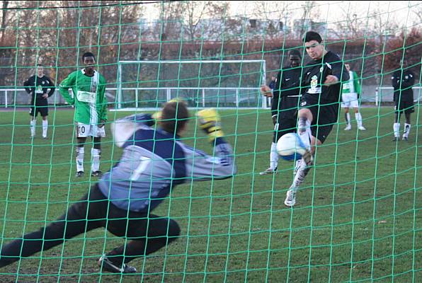 Hamdi Razak scores from the spot kick � Gilles et R�mi Saillant