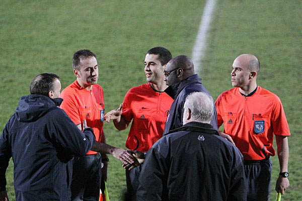 Les deux entra�neurs, Bertrand Reuzeau et Alain Mboma avec les arbitres (c) Jacques Martin