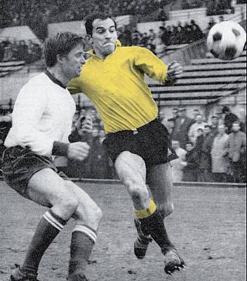 Daniel Horlaville lors dun match de Coupe de France, en 1969, face  Lille,  la lutte avec Pierre Michelin qui fut aussi international. (collection Miroir Sprint, mise en couleur Jacques Martin)
