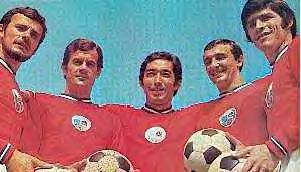 Cinq joueurs de la premire version du Paris SG, en 1970 : Jean-Claude Bras, Roland Mitoraj, Jean Djorkaeff, et Jean-Pierre Destrumelle et Bernard Guignedoux