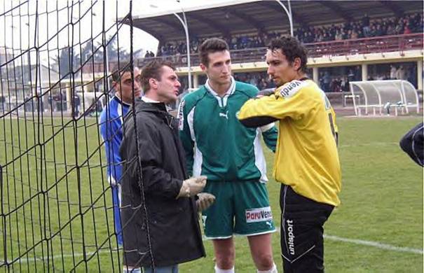 Mickal Germain avec Yoann Delaneuville, sur le terrain de Villemomble avec le maillot du Red Star, en 2003-2004 (1-1, en DH),  gauche, Jean-Luc Girard  GT Valck