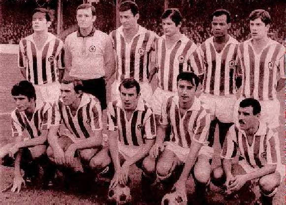 En 1967-1968, en D 1, le Red Star avait remport� deux matchs face aux Lensois :<br> Debout : M�relle, Bernard, Monin, Cros, Taillepierre, J. Ahache<br>Accroupis : Faur�, Richard, Le Donche, Farias, Soukhane � Miroir du Football