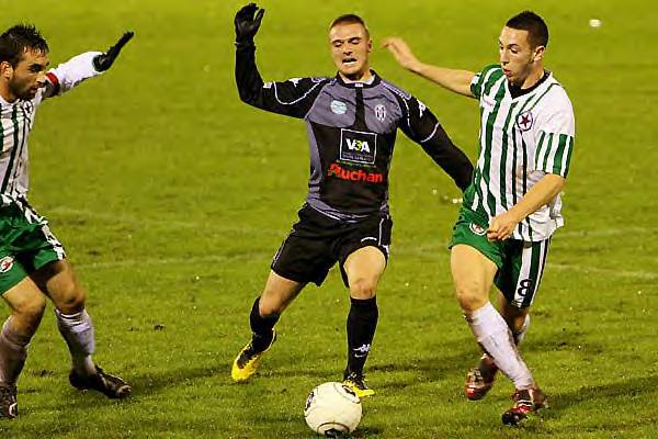 Match aller, Jérémy Gazeau et Quentin Guyon interviennent face à un attaquant d’Avion © Jacques Martin