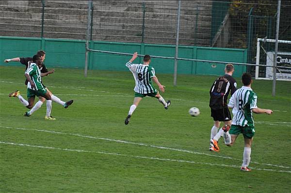 Pierrick Capelle arme son tir, Mathieu Rangoly ne peut rien et Jonathan Ribadeira narrivera pas  dvier le ballon, Mikal Germain sera battu, Avion lemporte  GT Valck
