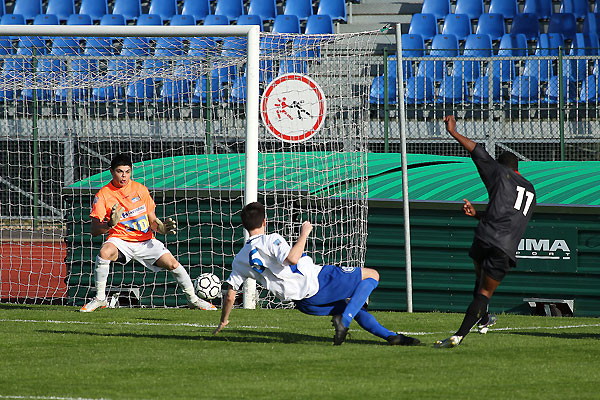 Le second but du Red Star marqu par Cdric Nkoum  Jacques Martin