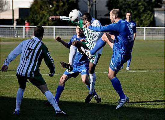 Drancy, ici en bleu  peut aider le Red Star, en cas de rsultat positif devant les Corses  GT Valck