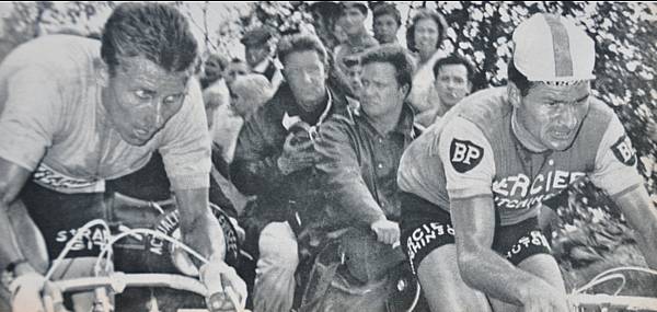 Les deux champions dans la monte du Puy-de-Dme, en 1963, une fin dtape de lgende  ce jour l, Raymond Poulidor na os que tardivement attaquer Jacques Anquetil !  Miroir Sprint