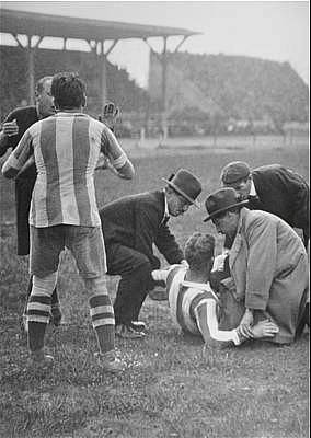 Au stade Pershing, le 24 avril 1921, Lucien Gamblin au sol. Voir la fiche de ce clbre joueur : http://allezredstar.com/fr_grjrg.htm 