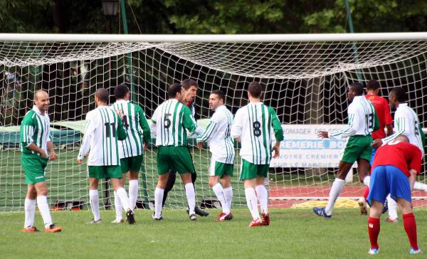 Antony Sports - Red Star, hier:<br>Le gardien Rafal Rodrigues est flicit par ses quipiers aprs l'arrt du penalty (Hammami,  Djemai, Mazouni, Yessad, Aklouche, Guyon)<br>Photo - Gilles Saillant