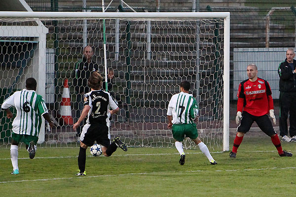 Le but de lgalisation de Farid Beziouen (7), le gardien de Bastia, Sbastien Lombard, excellent vendredi soir est dsabus  Jacques Martin